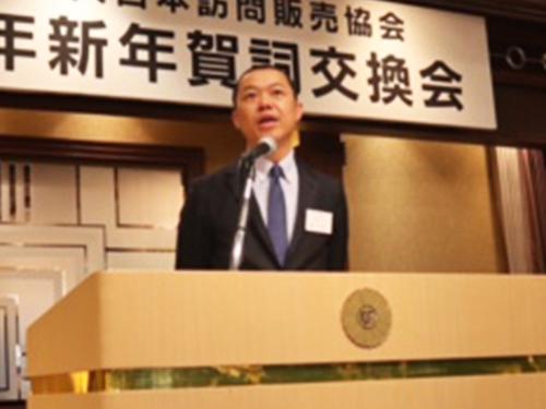 あいさつする横手喜一会長